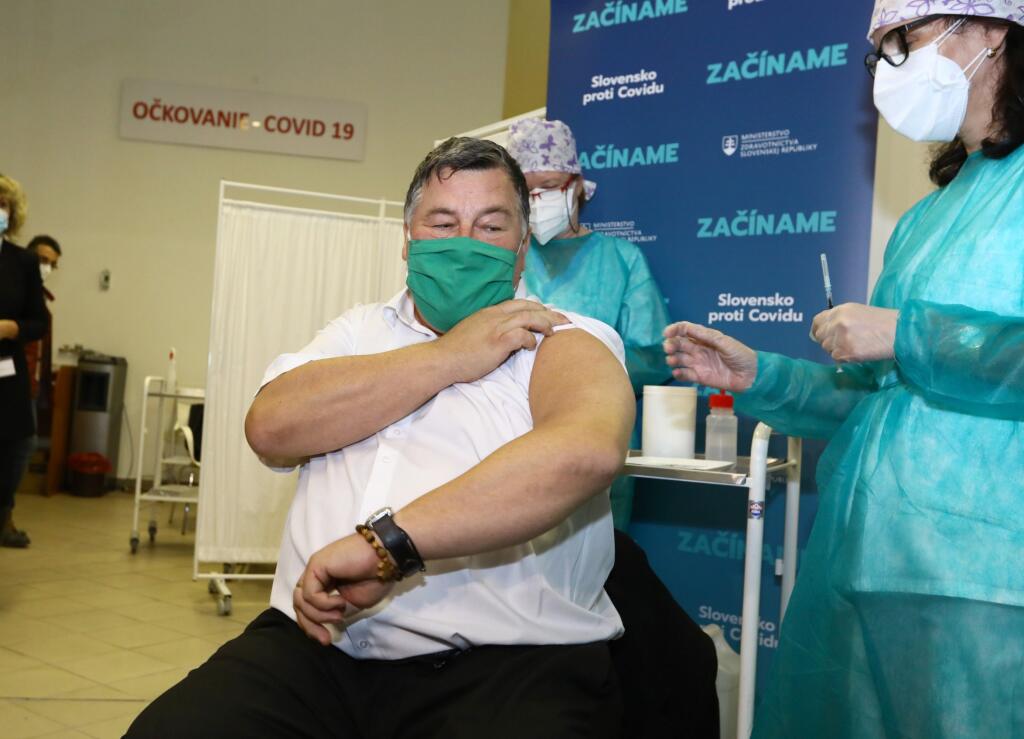 Január elején megkapták az első oltásokat: a legelső beoltott Vladimír Krčméry infektológus volt. Kép: Pluska / Martin Domok