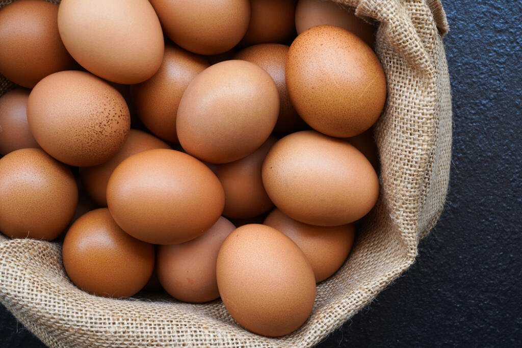 A tojást már sokan nem mossák meg, és erre nincs is szükség, mivel az előírások szerint a polcra kerülésük előtt alapos tisztításon mennek át. 