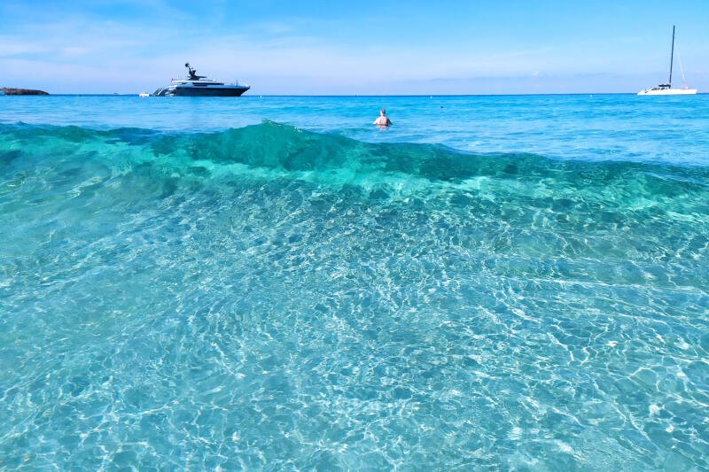 Ses Illetes, Spanyolország: Fél kilométernyi finom fehér homok, sekély, tiszta víz, kis szigetekkel tarkított öböl - a Földközi-tenger egyik legvarázslatosabb strandjáról beszélünk.