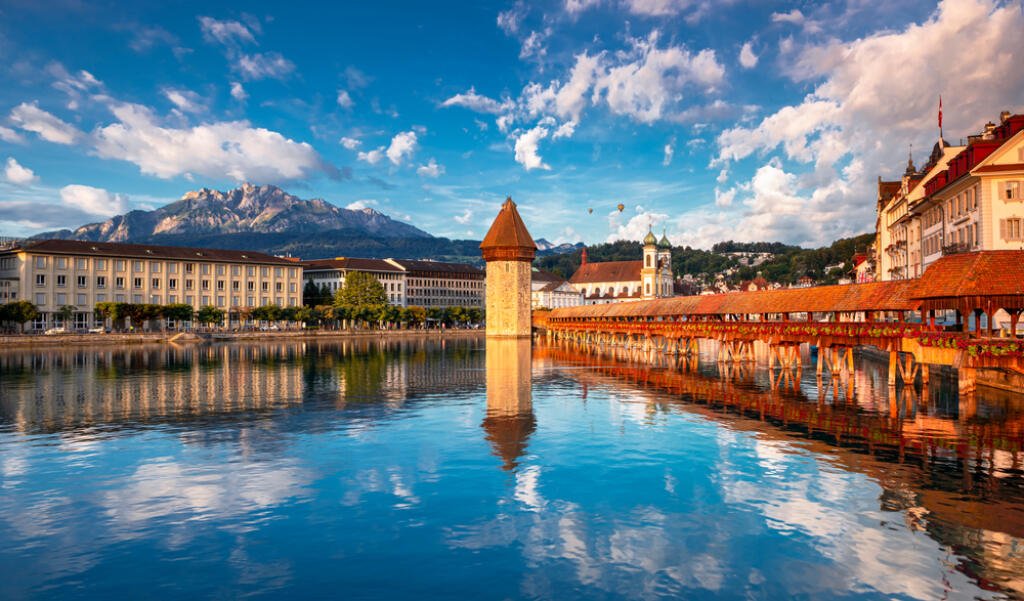 A város szívében található, élettel teli Kápolna-hídnak köszönhetően Luzern csodálatos látványt nyújt. A várost sokan úgy jellemzik, mint egész Svájc kicsinyített mását. Svájcban a bűnözési ráta összességében rendkívül alacsony. A látogatók kényelmesen utazhatnak bárhová, és a szálloda recepciója el tudja irányítani őket a látogatók által kedvelt helyekre, hogy távol maradjanak a mérsékelten kockázatos környékektől.