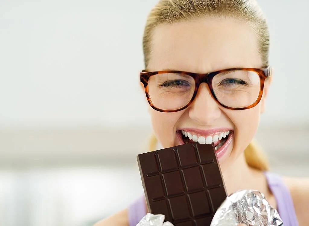 Ha szereti a csokoládét, fokozatosan térjen át a jó minőségű, alacsony cukortartalmú csokoládéra.  Kezdje a kevésbé keserű 60 – 70 százalékos csokoládéval!