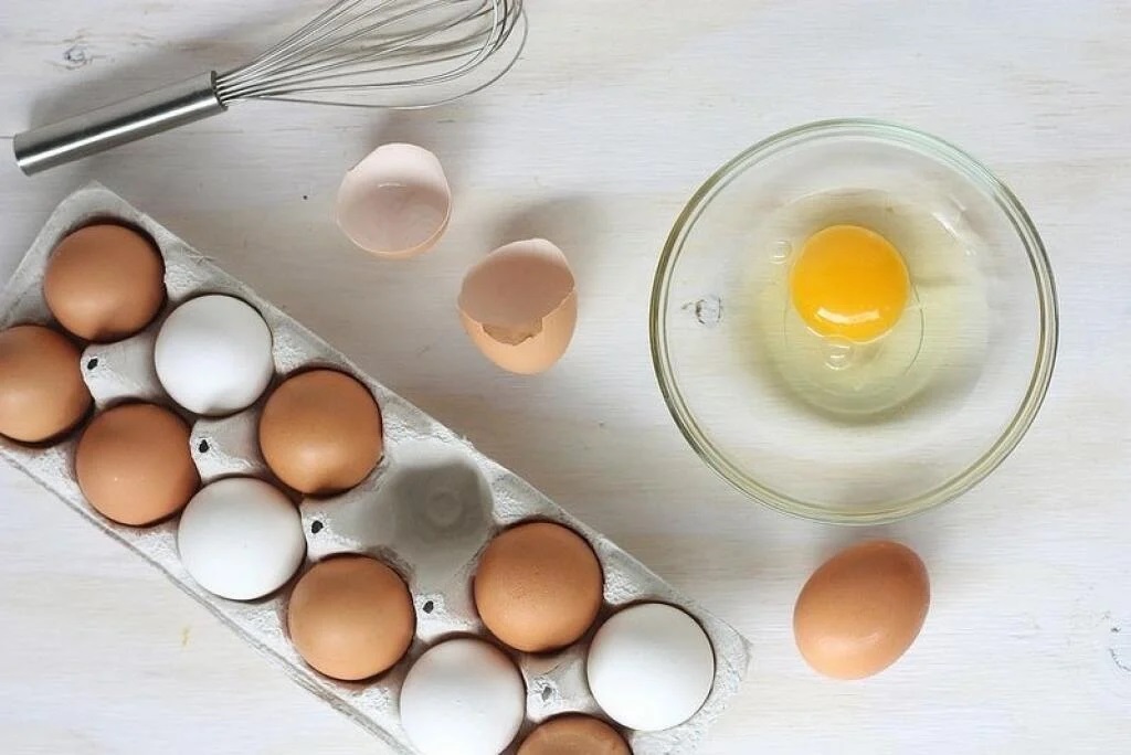 A csomagoláson feltüntetett lejárati idő után a tojást sem kell kidobnia, a vásárlást követően három-öt héttel is elfogyaszthatja. Főve akár egy hétig is eláll a hűtőben. 