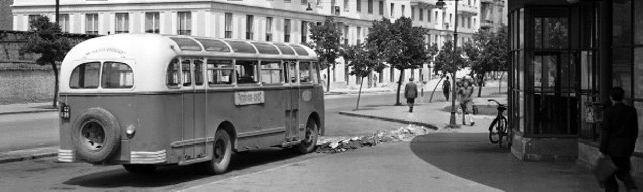 1954. Egy „roggyantnak” hívott Ikarus a pavilon előtt. Kép: Régi Győr. 