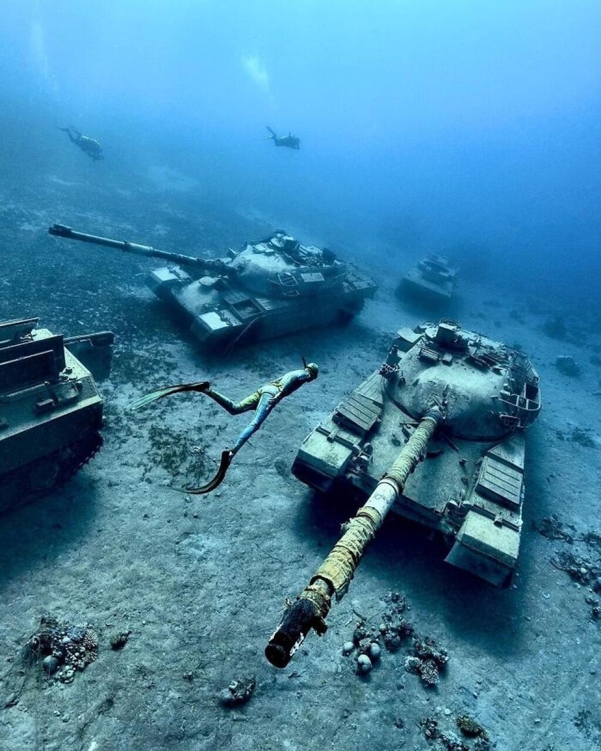 Víz alatti katonai gépek