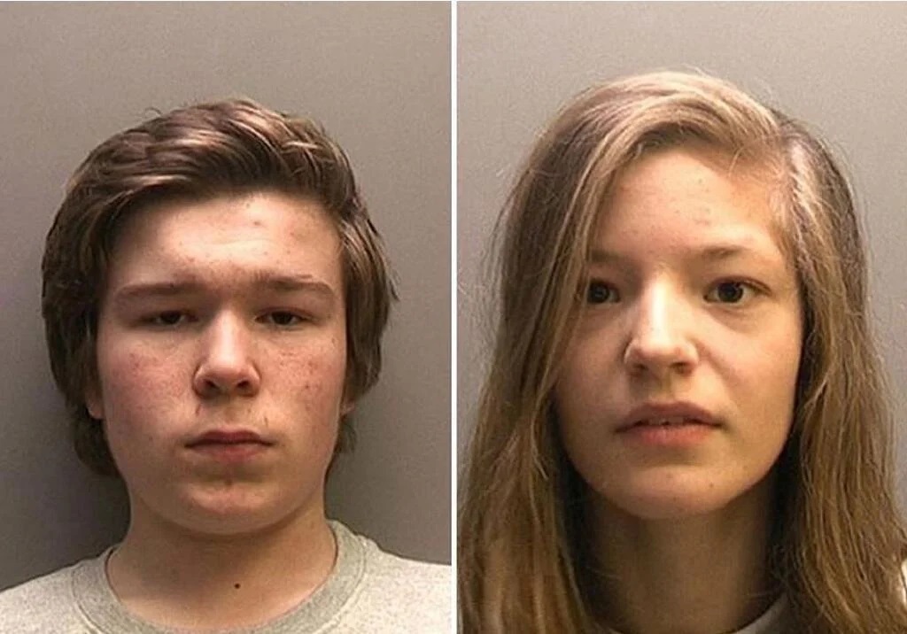 Egy elborult brit tinédzserpár, a 14 éves Kim Edwards és a 14 éves Lucas Markham 2016-ban meggyilkolta Kim édesanyját és kishúgát. A páros egy konyhakéssel támadt áldozataira, miközben azok aludtak, és végül párnákkal fojtották meg őket. Ezután lezuhanyoztak, majd megnézték a Twilightot. 