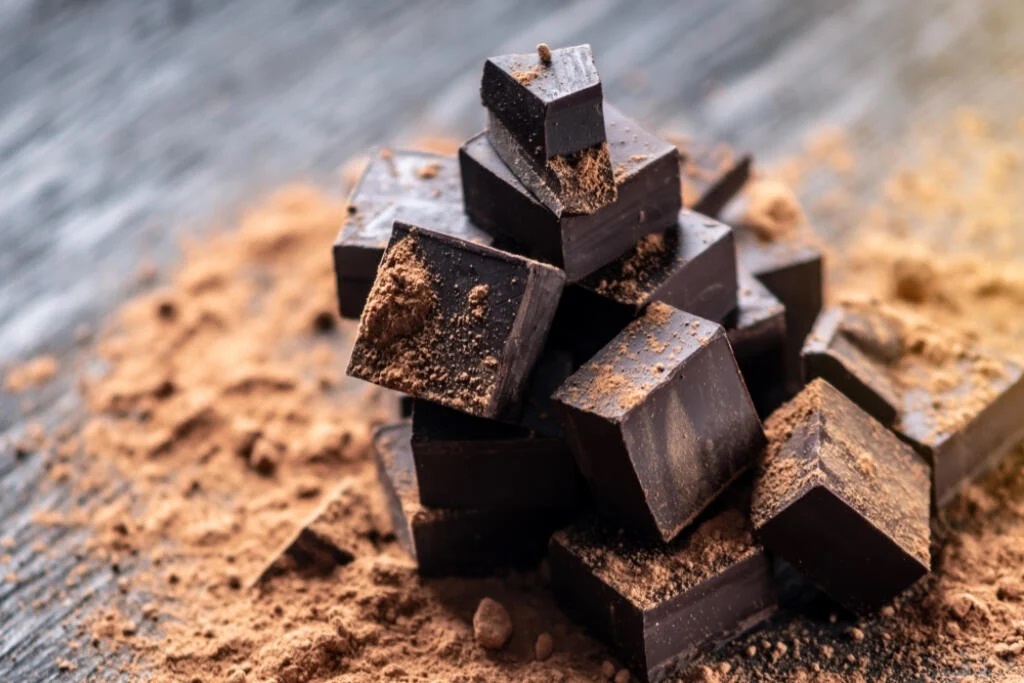 A csokoládé a kakaófa terméséből készült élelmiszer, és a világ egyik legnépszerűbb édessége. Előnye a tartósság és a gyors energiaellátás.