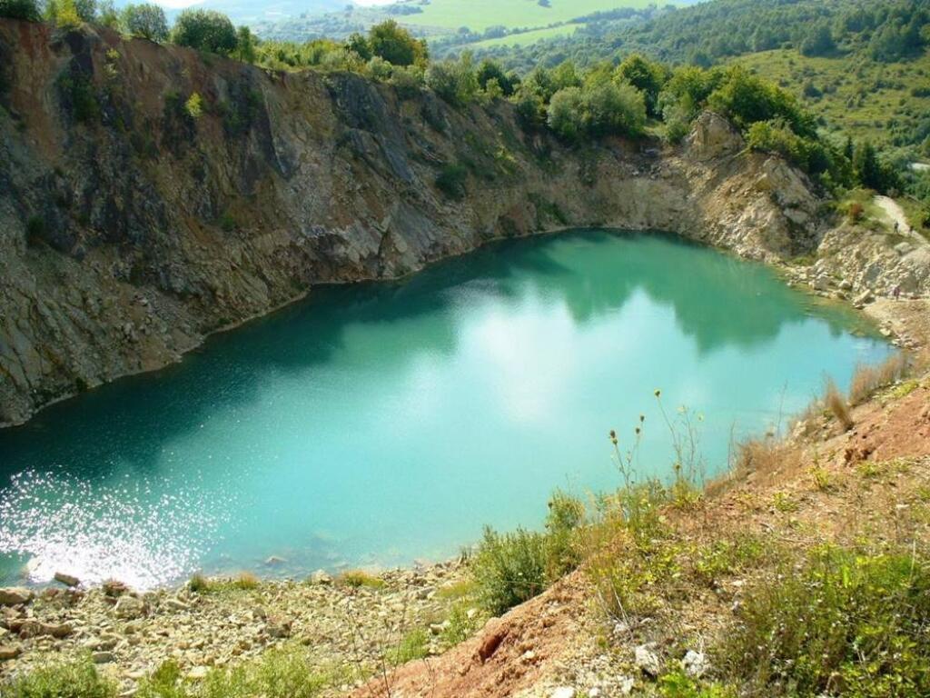  Kis Horvátország – így hívják a helyiek a Vadászfalván (Beňatina) található tavat az ukrán határhoz közeli Szobránci járásban. A kőbányát elárasztó türkizkék víz a híres Plitvicei-tavakra emlékeztető látványt nyújt. 