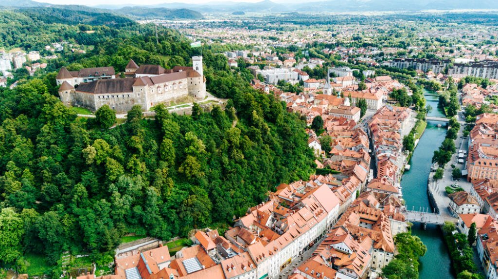 Ljubljana a kalandvágyók helye, tele izgalmas titkokkal és érintetlen környezettel.  Ez a lenyűgöző főváros az egyik legbiztonságosabb és legjobb turisztikai célpont, köszönhetően gazdag természeti kincseinek, színes történelmének és egyedülálló varázsának.