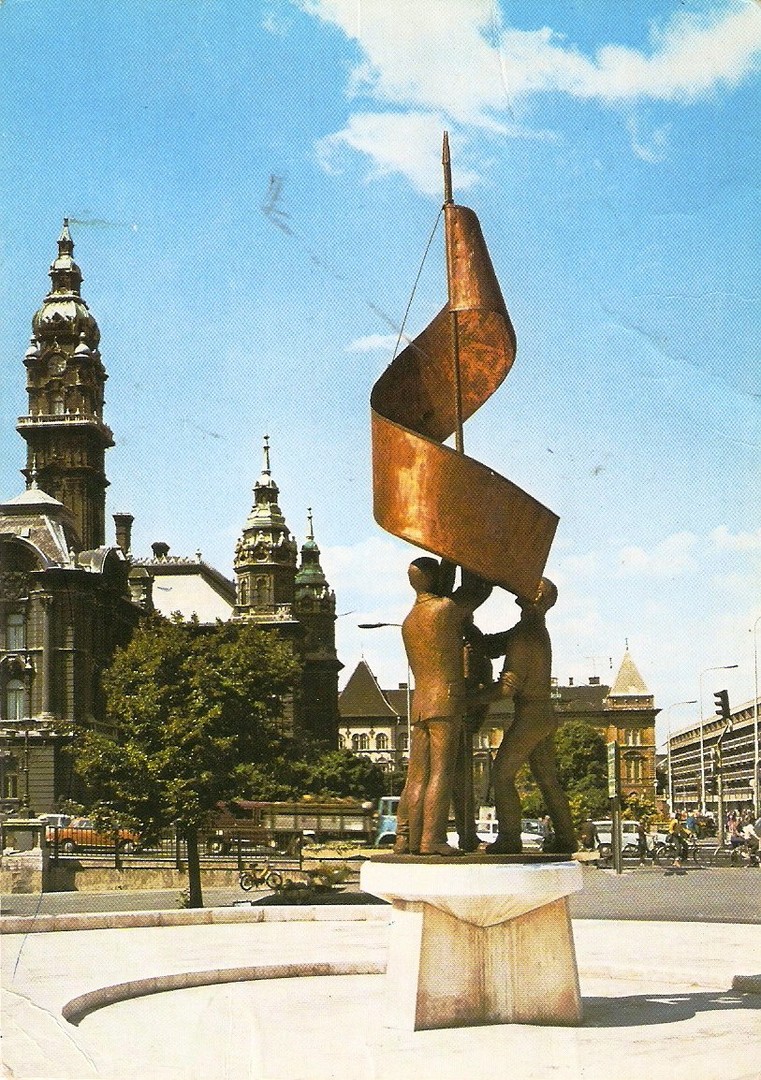 A Régi Győrnek egy olvasó küldte a Pátzay Pál Zászlóbontók című szobráról készült fotót. A szobor 1975-ös felállításáig állt itt a pavilon, 1991-ben szállították el.  