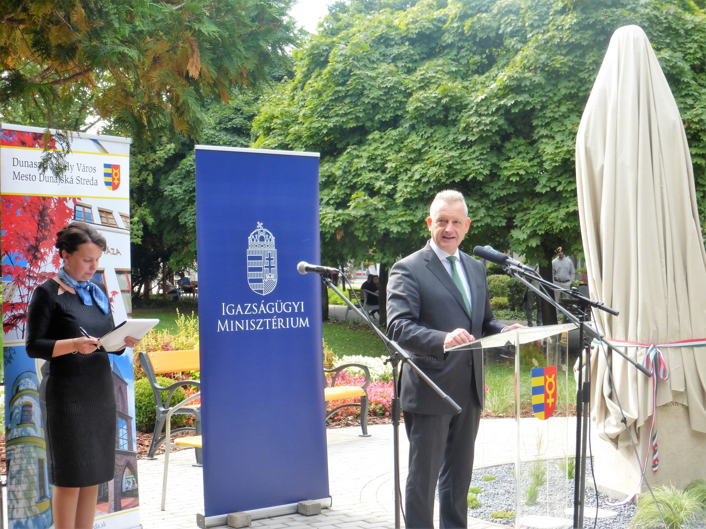 Hájos Zoltán polgármester elmondta a lokálpatriotizmus erősítésében is fontos szerepe van a szoborállításnak.