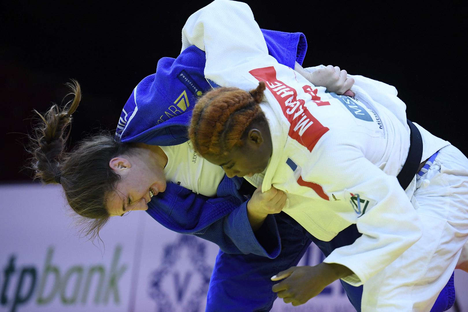 A későbbi győztes osztrák Michaela Polleres (kék) a francia Marie Eve Gahie ellen küzd a budapesti cselgáncs Grand Slam-verseny 70 kilogrammos súlycsoportjának bronzmérkőzésén 