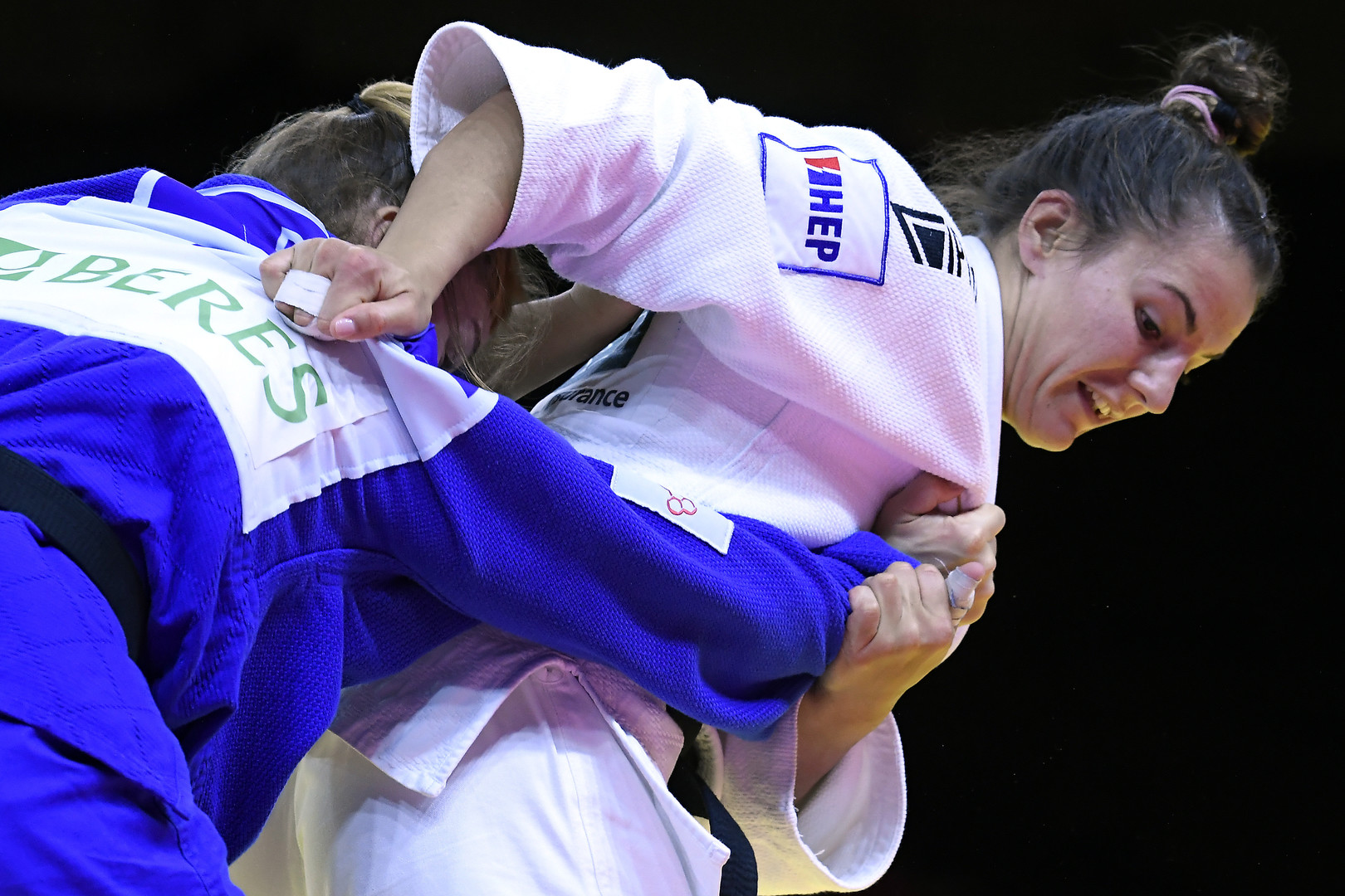 A horvát Barbara Matic (fehér) a francia Margaux Pinot ellen küzd a budapesti cselgáncs Grand Slam-verseny 70 kilogrammos súlycsoportjának döntőjében
