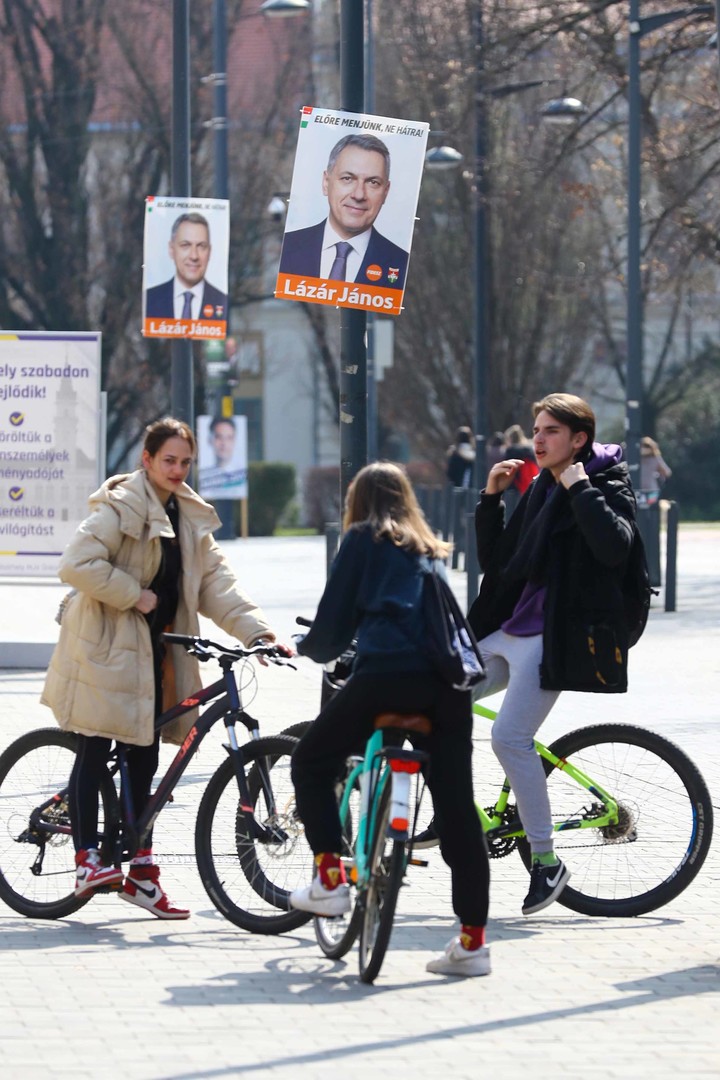 Orbán zárt körben, Márki-Zay nyilvános fórumokon kampányolt