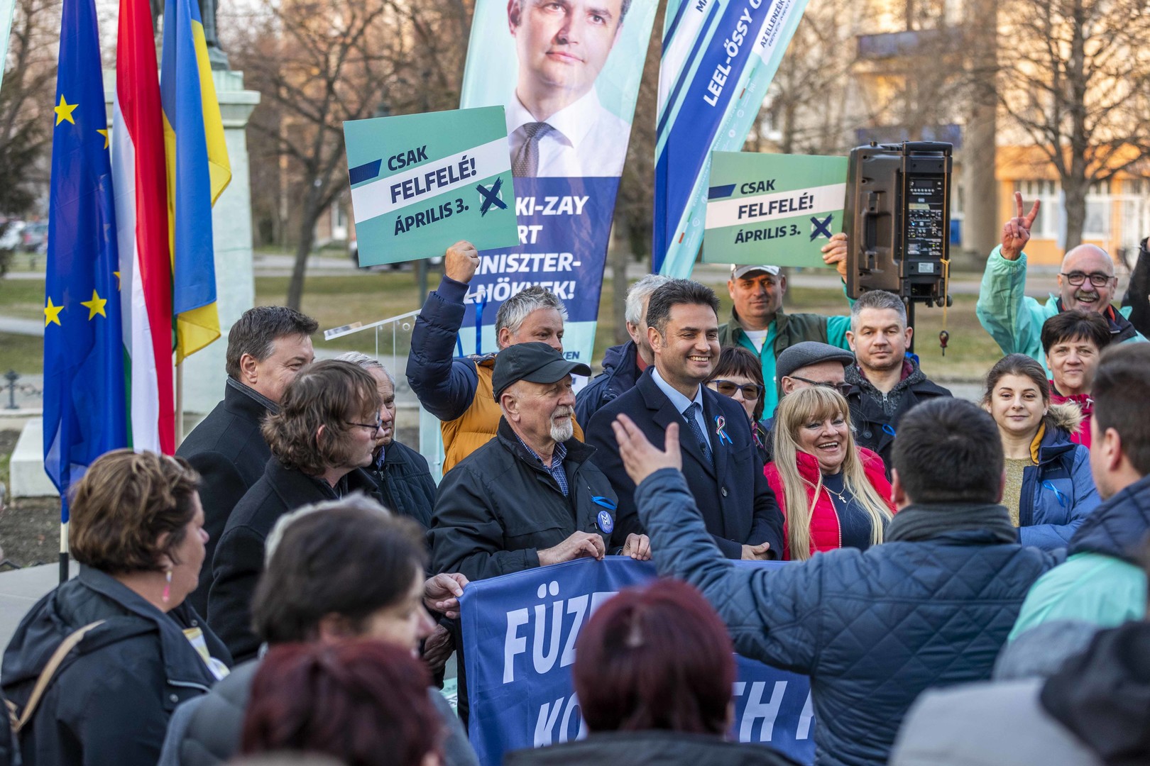 Orbán zárt körben, Márki-Zay nyilvános fórumokon kampányolt
