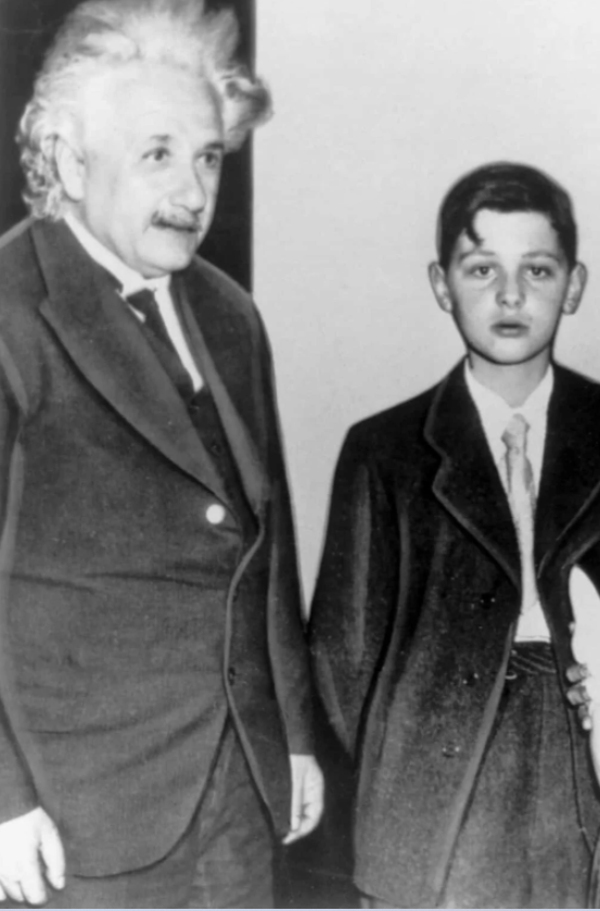 Eduard Einstein, Albert Einstein fia a zsenialitás jelei mellett mentális betegségre utaló jeleket is mutatott. Eduard Einstein súlyos skizofréniában szenvedett, és 20 éves koráig kórházban volt. Állapota azonban így sem javult.