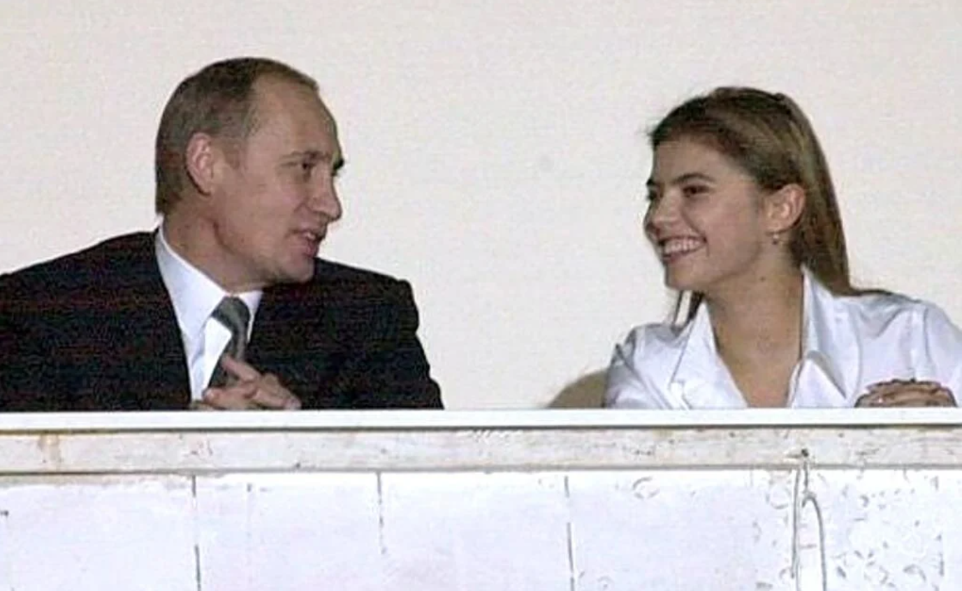 „Alina és Putyin kapcsolata létező dolog. Gyermekei - két fia - Putyin gyermekei. Alinának nem volt kapcsolata mással. Az túl veszélyes lenne" - mondta egy név nélküli forrás. 