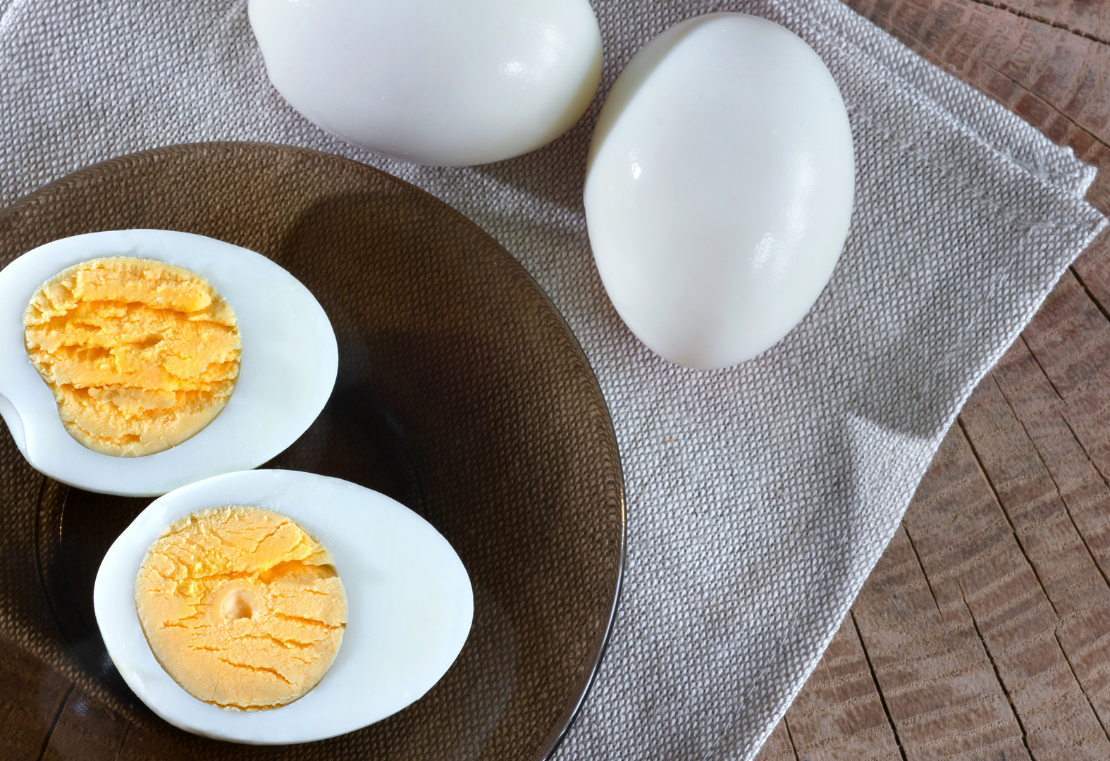 Előfordul, hogy amikor megfőzzük a tojást, akkor annak sárgája és fehérjéje között vékony, szürkés-zöldes réteg alakul ki. Erre az egyik magyarázat a közhiedelem szerint, hogy innen lehet tudni, hogy a tojás régi vagy szennyezett, azonban pár éve az kezdett el terjedni a közösségi médiában, hogy az elszíneződés csak a génkezelt tojásnál jelenik meg. →