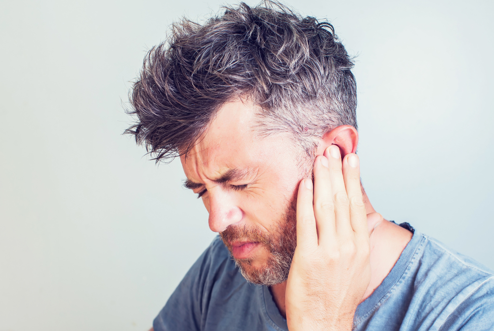 Hallott már arról, hogy még a füle is fájhat a gerincproblémáktól? A nyaki gerinc rendellenességei különböző mechanizmusok révén befolyásolhatják a fül területén lévő ereket vagy idegeket. A tünetek közé tartozhat a hallás minőségének romlása, fülzúgás vagy szédülés is.