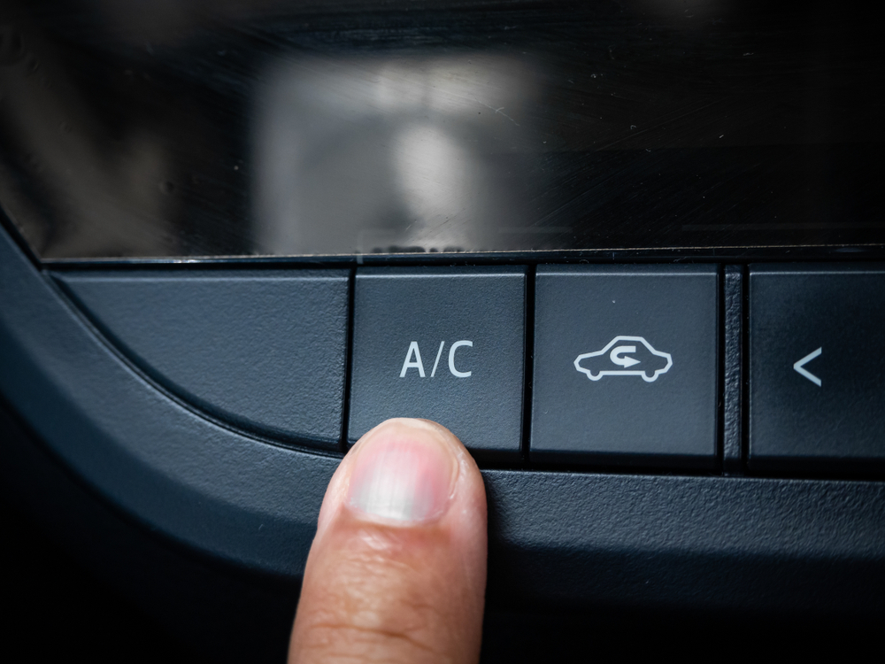 Megoldás a nyitott ablak? Chris Evans, a leasing.com tartalomért felelős vezetője a Society of Automotive Engineers (SAE) 2004-es tanulmányára hívta fel a figyelmet, amely azt vizsgálta, hogy milyen a nyitott ablakok hatása a nagyobb autókra. A tanulmány szerint a nyitott ablakok nagy sebességgel való haladásnál még inkább fogyasztják a benzint a megnövekedett légellenállás miatt.