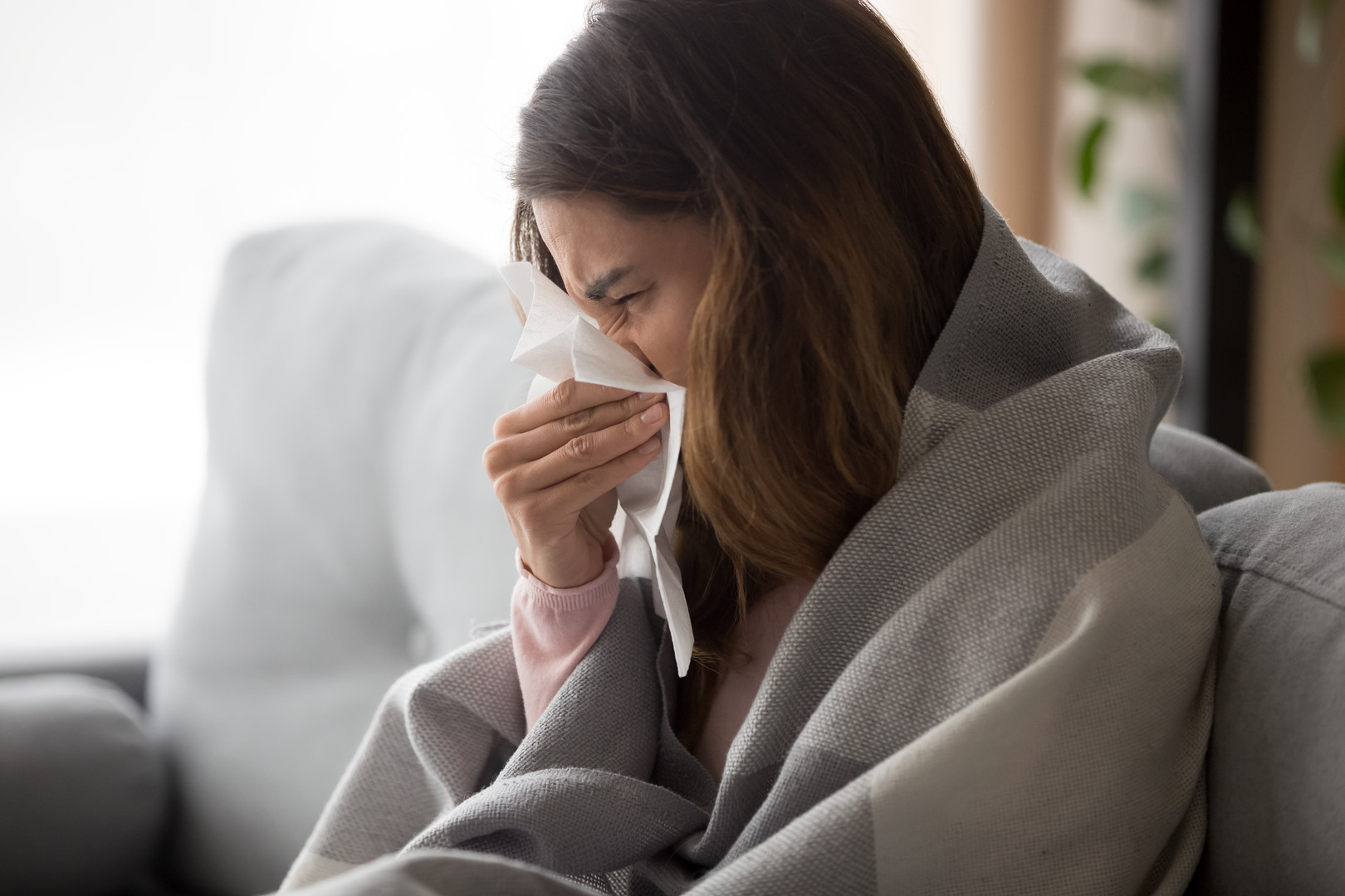 Ha náthás, köhög vagy fáj a torka, maradjon otthon. Ha a koronavírus elleni oltás mindhárom adagját felvette, tesztet sem kell végeznie. A lényeg, hogy izolációban vészelje át a betegséget. →
