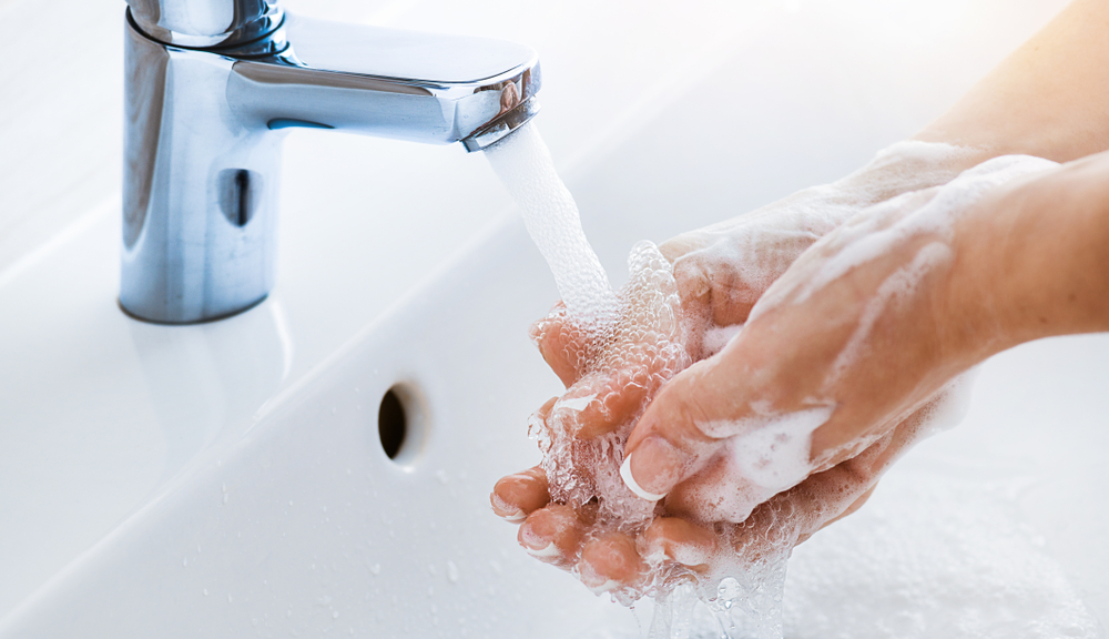 Ne felejtsen el kezet mosni - Tegyen megfelelő higiéniai óvintézkedéseket - mossa és fertőtlenítse gyakran a kezét, vagy viseljen kesztyűt. Vegye fel a védőoltást a COVID-19 ellen - Teljes oltási sémát ajánlunk - két adag vakcina és egy emlékeztető adag - ajánlott. 