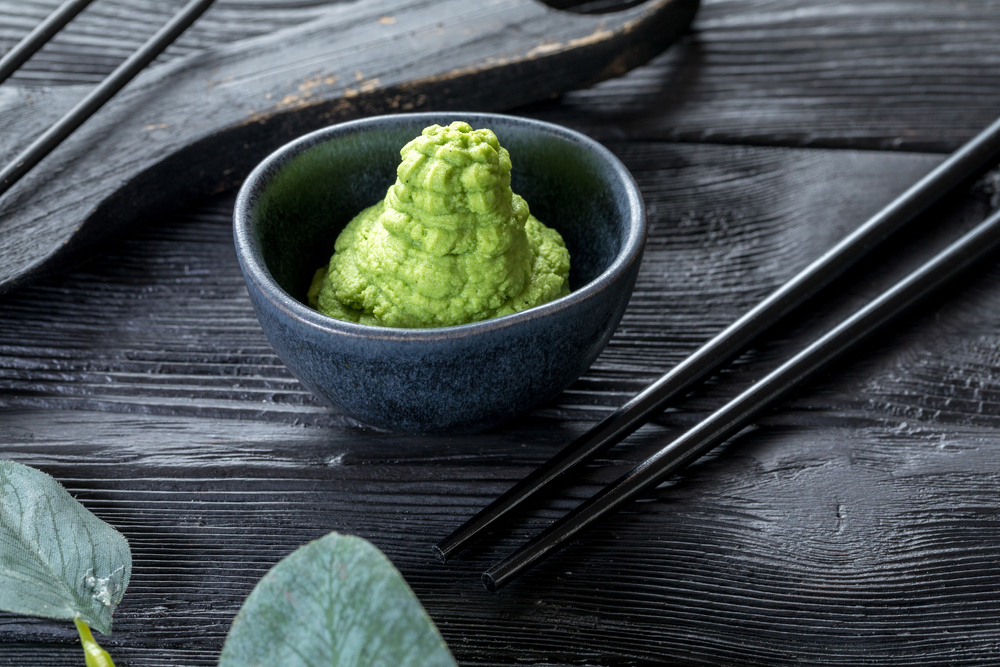A boltok polcain lévő wasabi azonban csak nagyon kis mértékben tartalmazza a növényt, a legtöbb esetben tormából, mustármagból és természetes zöld festékanyagból készül. A valódi wasabi drága, mivel a szára csak 3 cm-t nő egy év alatt. Ha azonban jó minőségű wasabit szeretnél venni, a hon-wasabi jelölést keresd a csomagoláson.