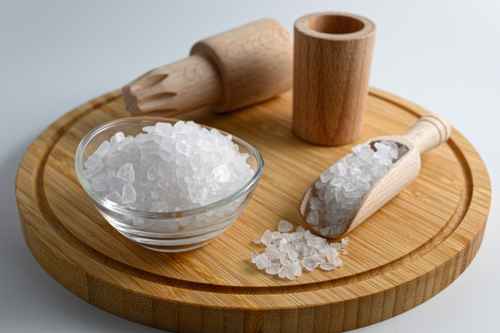 A só ásványi anyag, ezért nem romlik meg. Ha esetleg megnedvesedik, és csomós lesz, szárítás után is megmarad a minősége. A jódozott sóból egy év után a jód elpárolog, azonban főzésre még ezután is használható.