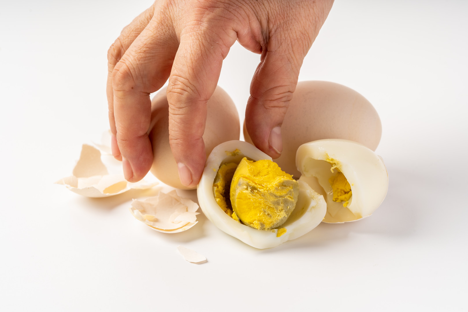 Ilyenkor az történik, hogy a fehérjében levő hidrogén-szulfid reakcióba lép a sárgájában levő vassal, és a tojás két részének határán, a sárgája felszínén vas-szulfid keletkezik. Ez adja a nem túl gusztusos színt. Viszont jó hír, hogy teljesen ártalmatlan, és a tojás ízét sem befolyásolja. →