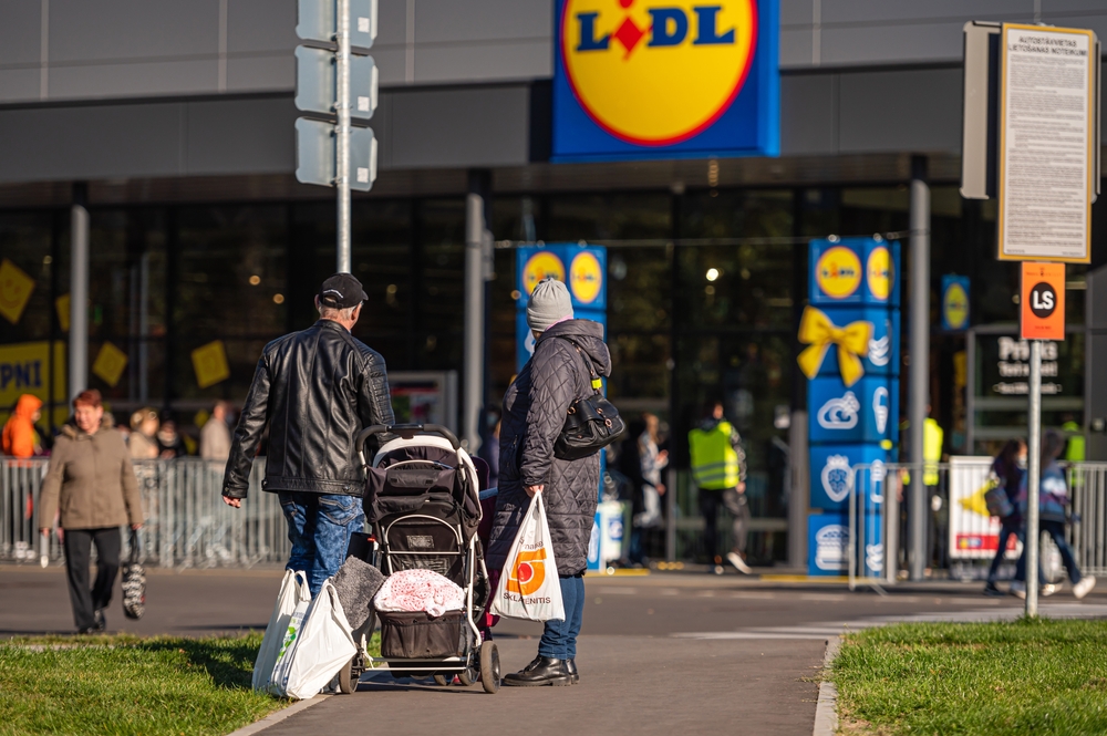A német Lidl azért vezetné be a megszorító intézkedéseket, mivel a vásárlóit érinti elsőként a hatalmas drágulás. Ráadásul az emelkedő árak miatt magasabb tárolási költségeik is felmerültek. 