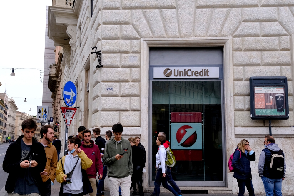 A szakértők szerint a kamatok csökkentése az egyes szlovákiai szolgáltatóknál kivételt képeznek és csak átmeneti jelenségek. Elsőként az UniCredit Bank járt el így, mikor több lakáshitel kamatát csökkentette. A Finančný kompas szerint a nyújtott hitelek esetében a bank szlovákiai szinten a hatodik helyen áll.
