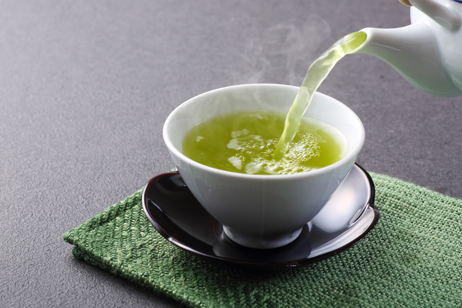 A zöld tea L-teanin-tartalma miatt segíti a szorongásos tünetek enyhítését, mivel ez az antioxidáns megakadályozza az idegeket túlzott izgatottságát. 