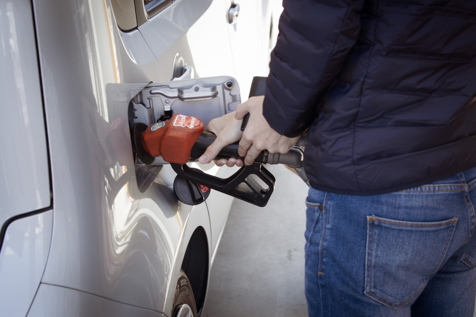 „Széles körű áresésre még nem kell számítani, az üzemanyagárak egész nyáron magas szinten maradnak” – közölte Pánis.
