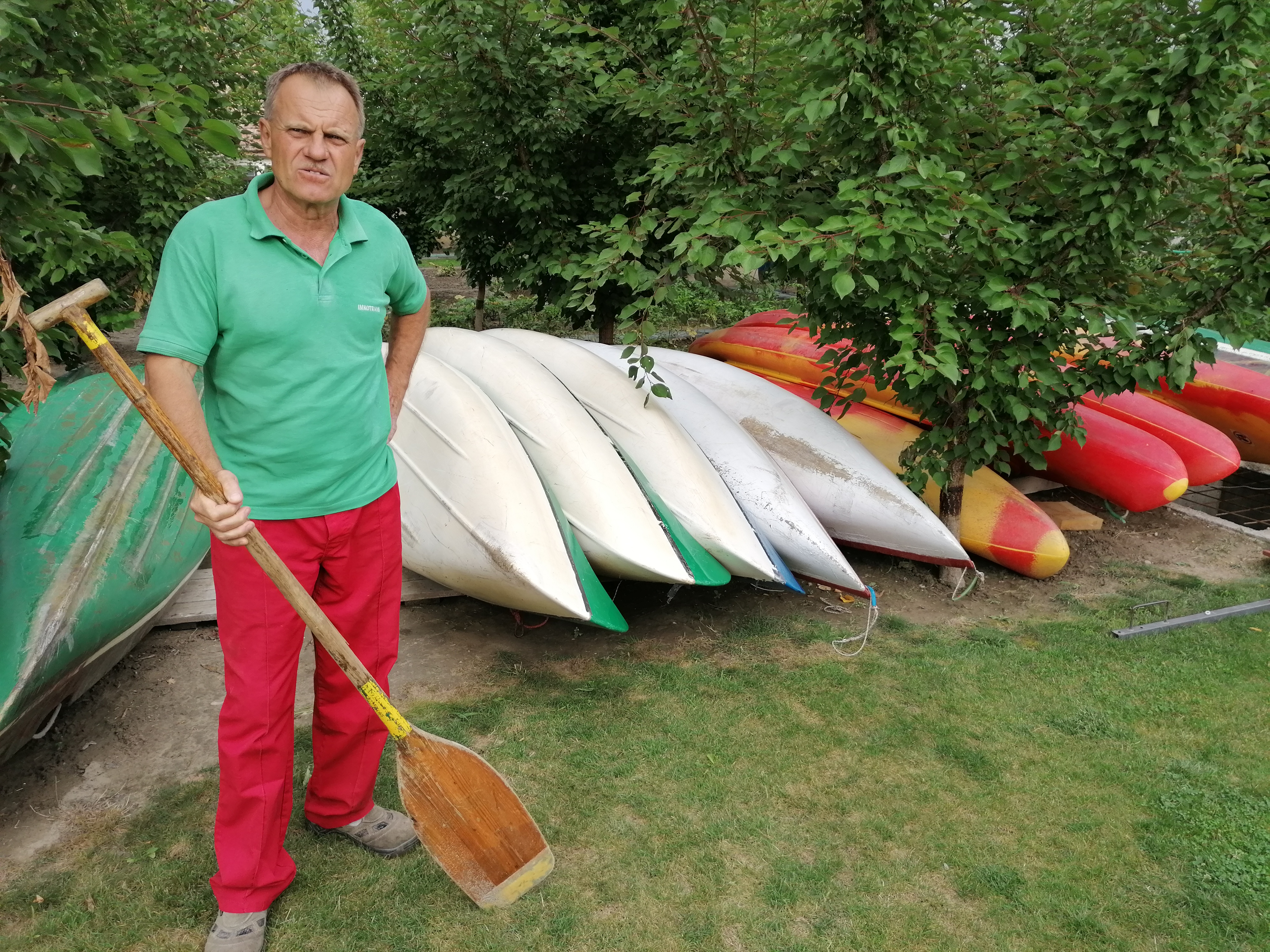 Majorovics Mihály több évtizede kölcsönöz csónakokat, gyakorlati tanácsokkal is ellátja a túrázókat