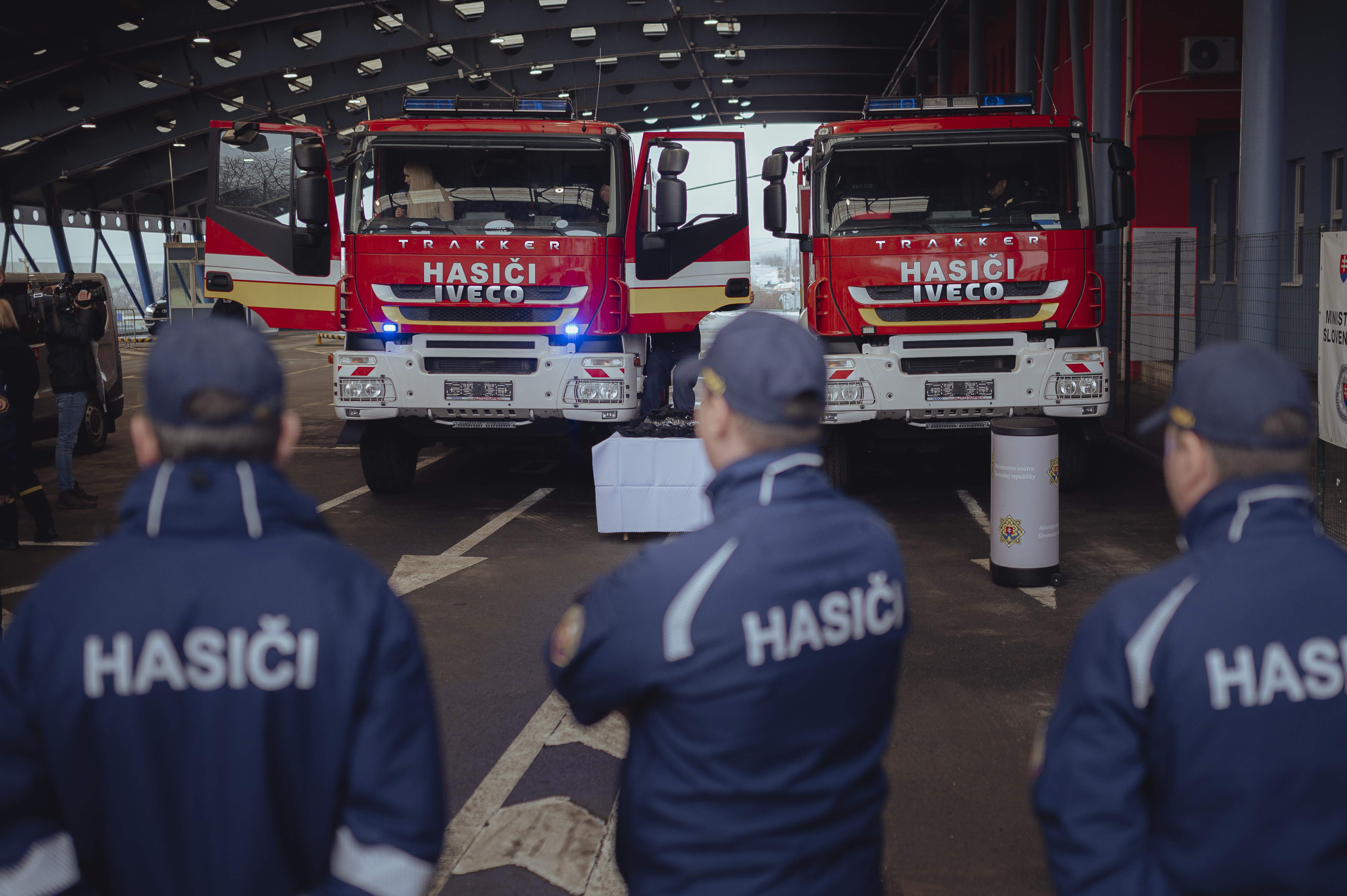 A két tűzoltóautót az ukrán és a szlovák tűzoltók jelenlétében adták át 