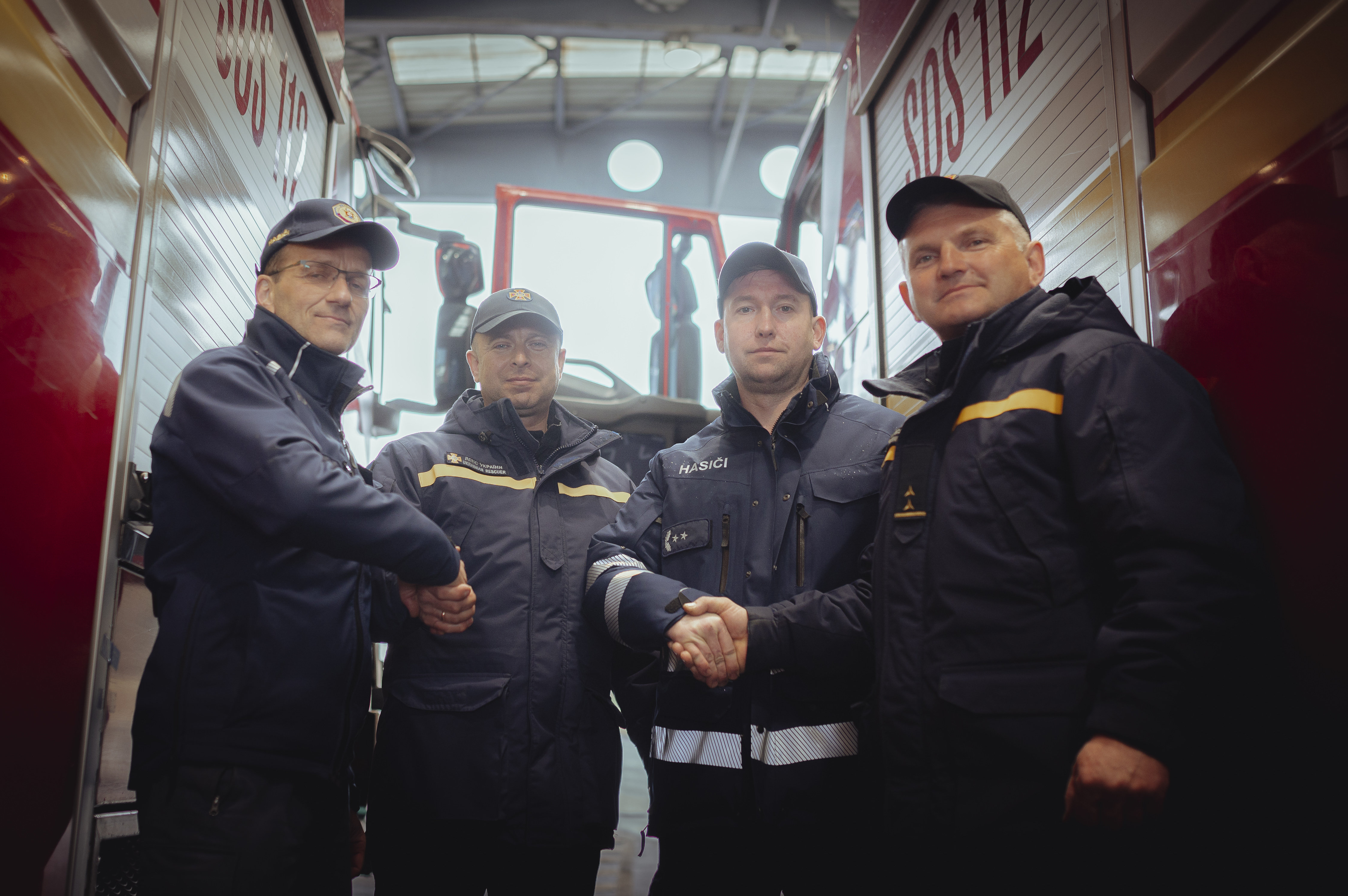 A két tűzoltóautót az ukrán és a szlovák tűzoltók jelenlétében adták át 