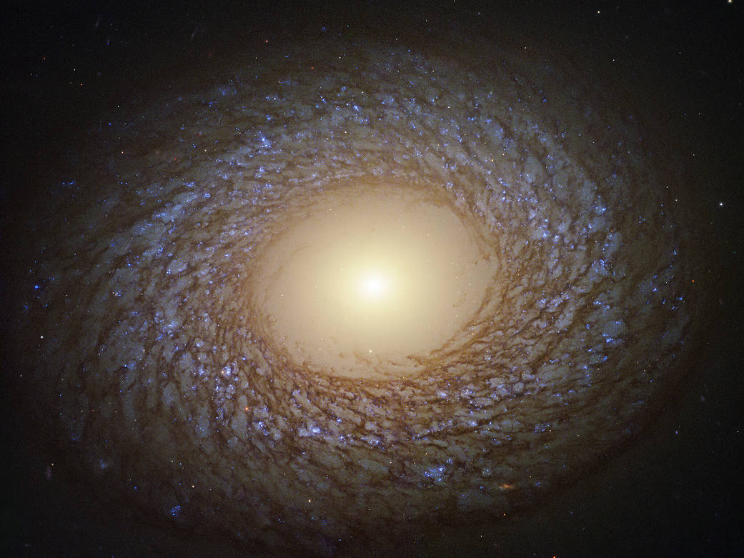 Pelyhes spirálgalaxist kapott lencsevégre a Hubble űrtávcső