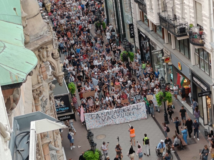 Több ezren tüntetnek Budapesten a jobb oktatásért, a tanárok fizetésemeléséért