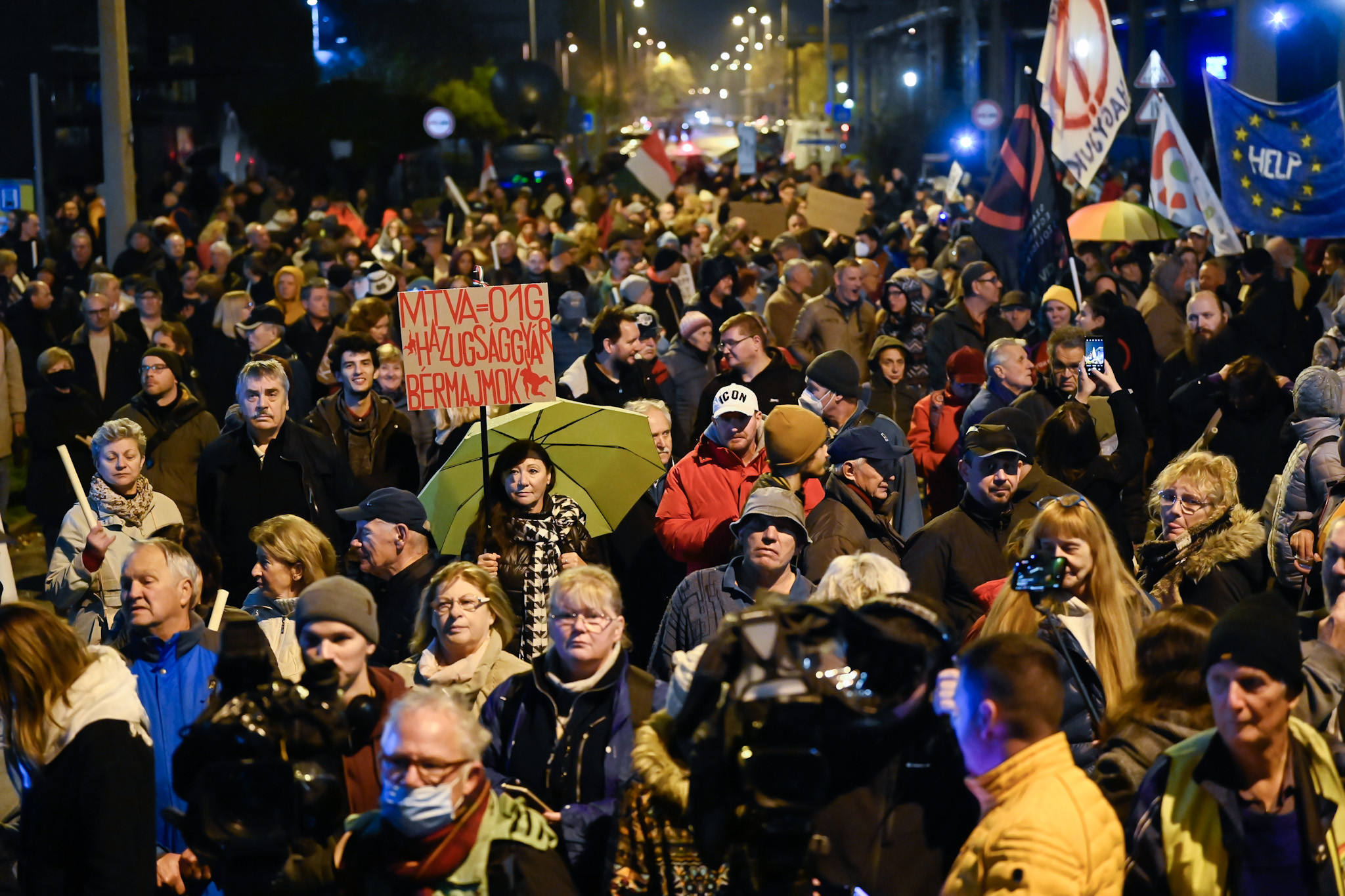 Több százan tüntetnek Budapesten
