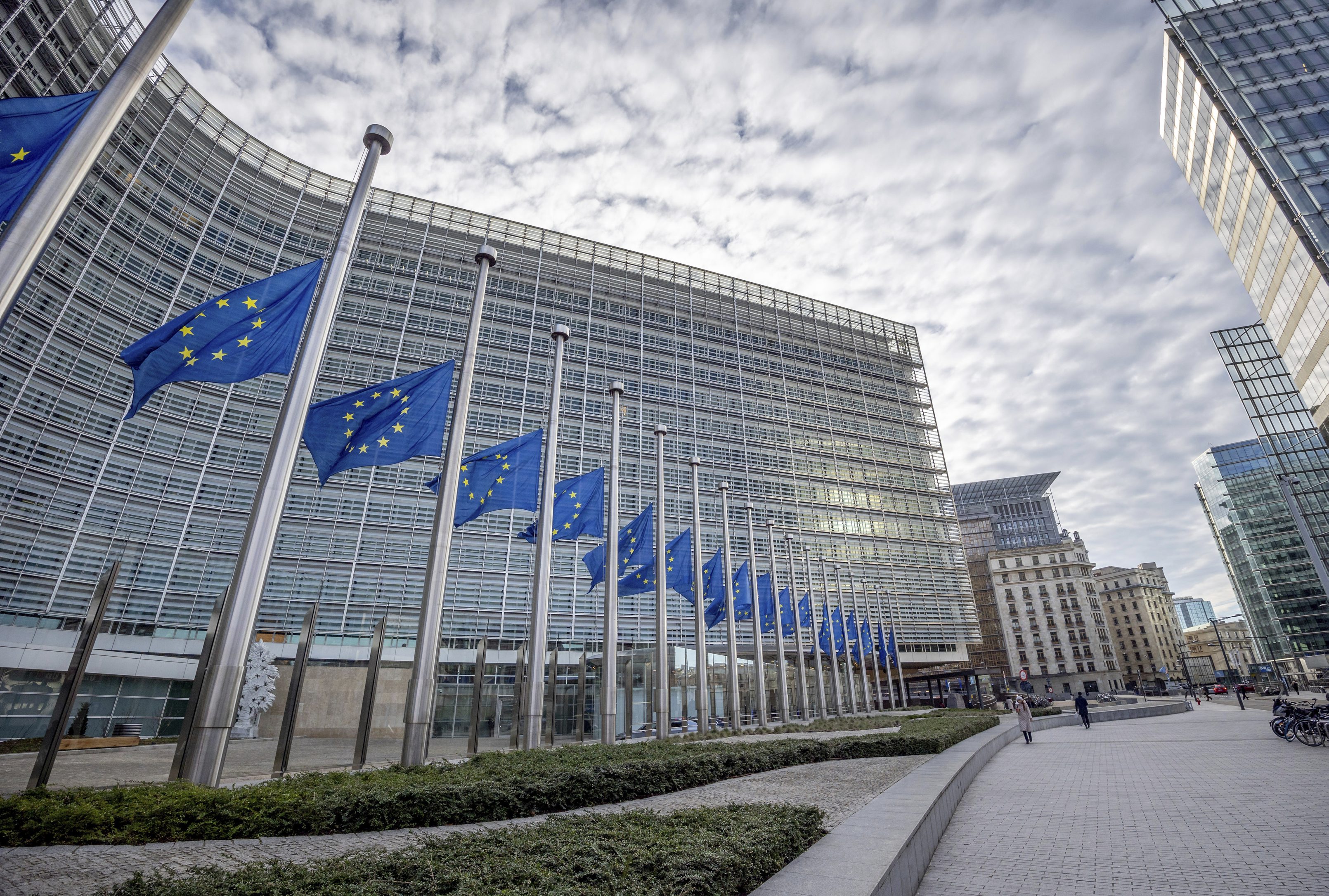 David Sassoli, az Európai Parlament elnöke emlékére félárbócra eresztették az uniós zászlókat Brüsszelben (TASR/AP-fotó)