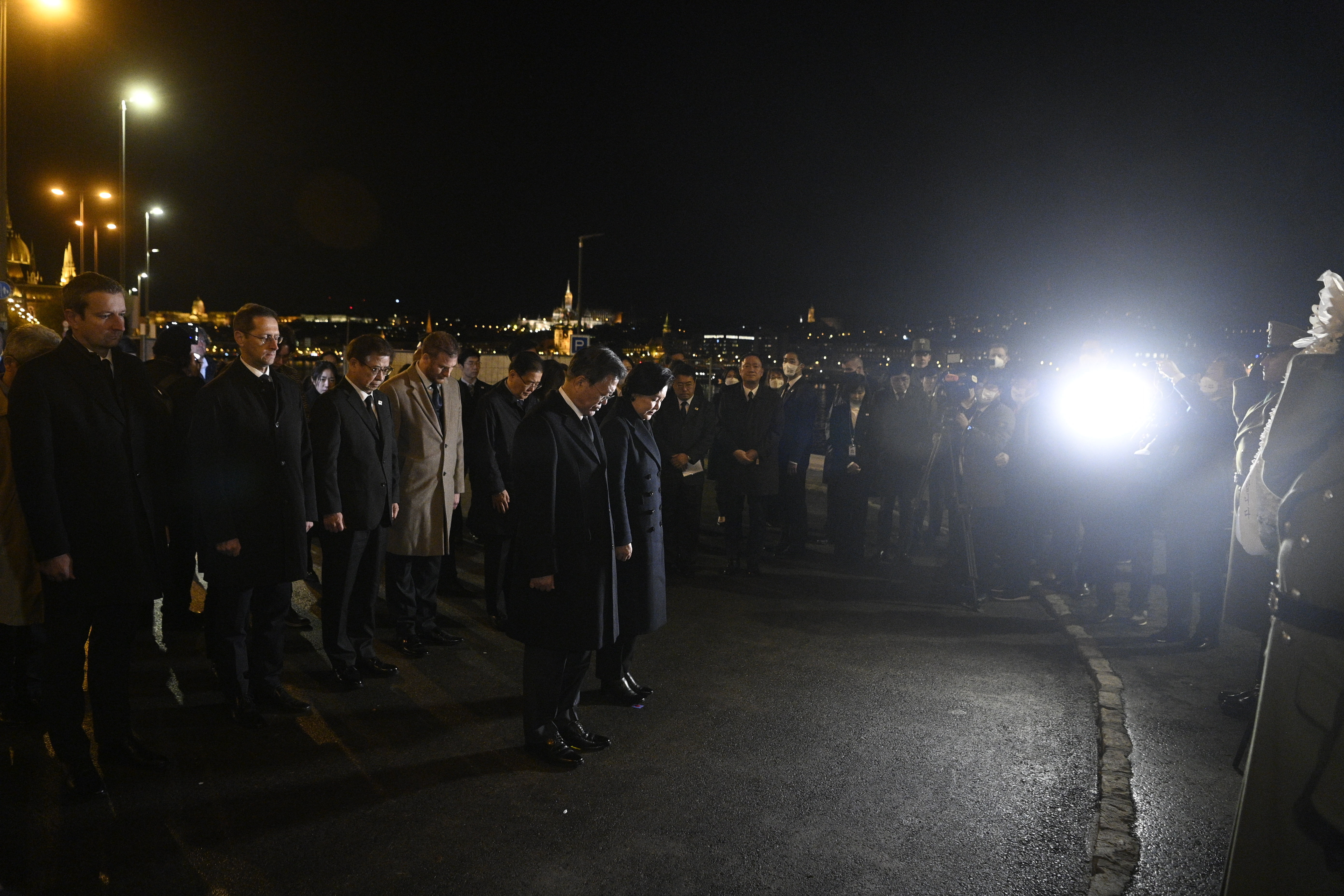 Dunai hajóbaleset – Fejet hajtott az áldozatok előtt a dél-koreai köztársasági elnök