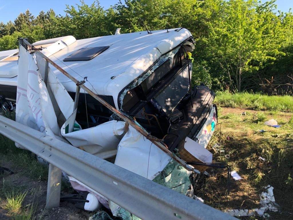 Súlyos baleset Galánta és Diószeg között – Az autóbusz sofőrjét súlyos sérülésekkel szállították kórházba