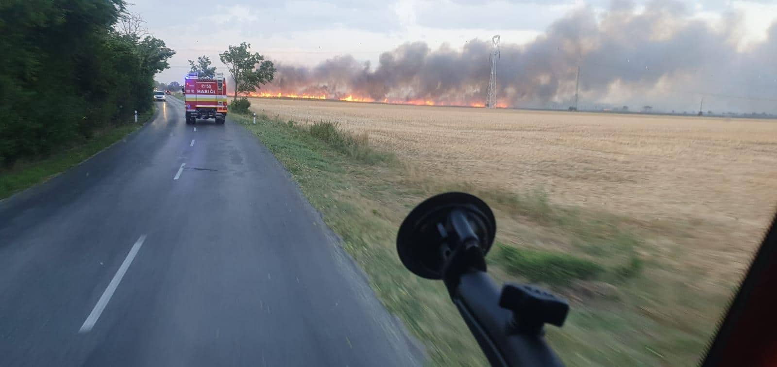 FOTÓK: 30 hektárnyi gabonaföld égett le Dunaszerdahely mellett