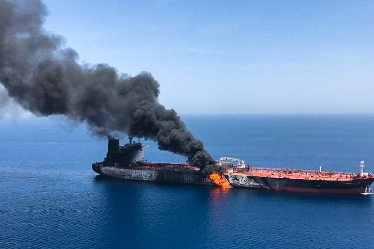 Robbanás egy iráni tartályhajón, olaj ömlik a tengerbe
