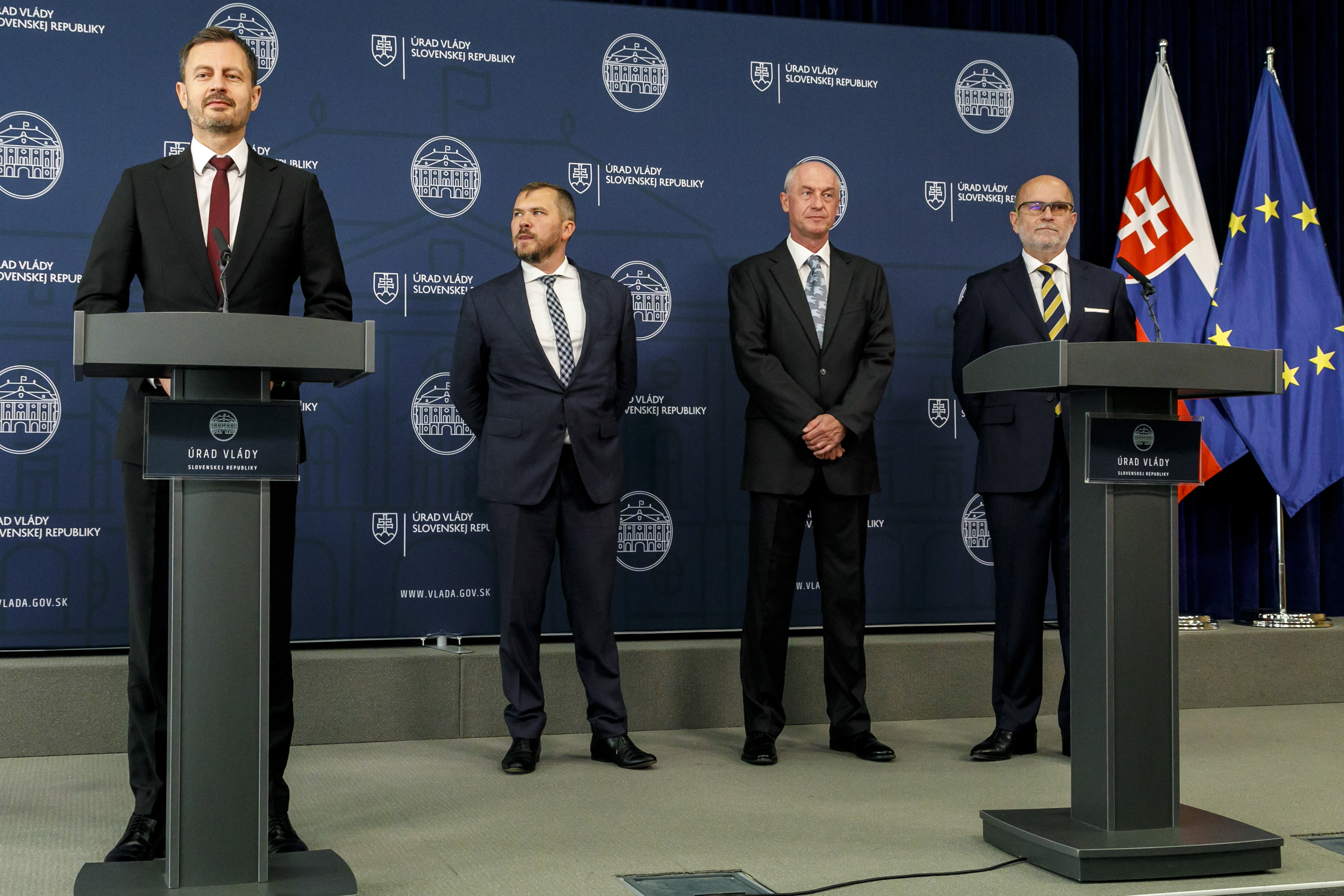 Az újonnan kinevezett minisztereket Eduard Heger kormányfő mutatta be (TASR-felvétel)