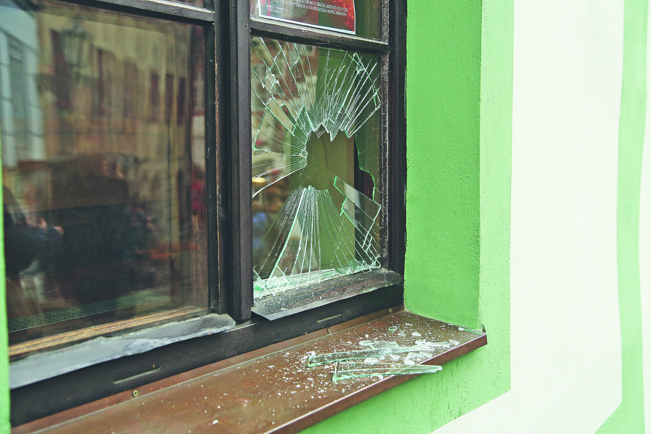 Разбил окно звук. Разбитое окно. Разбитый стеклопакет. Разбитые окна. Разбитое стекло в окне.