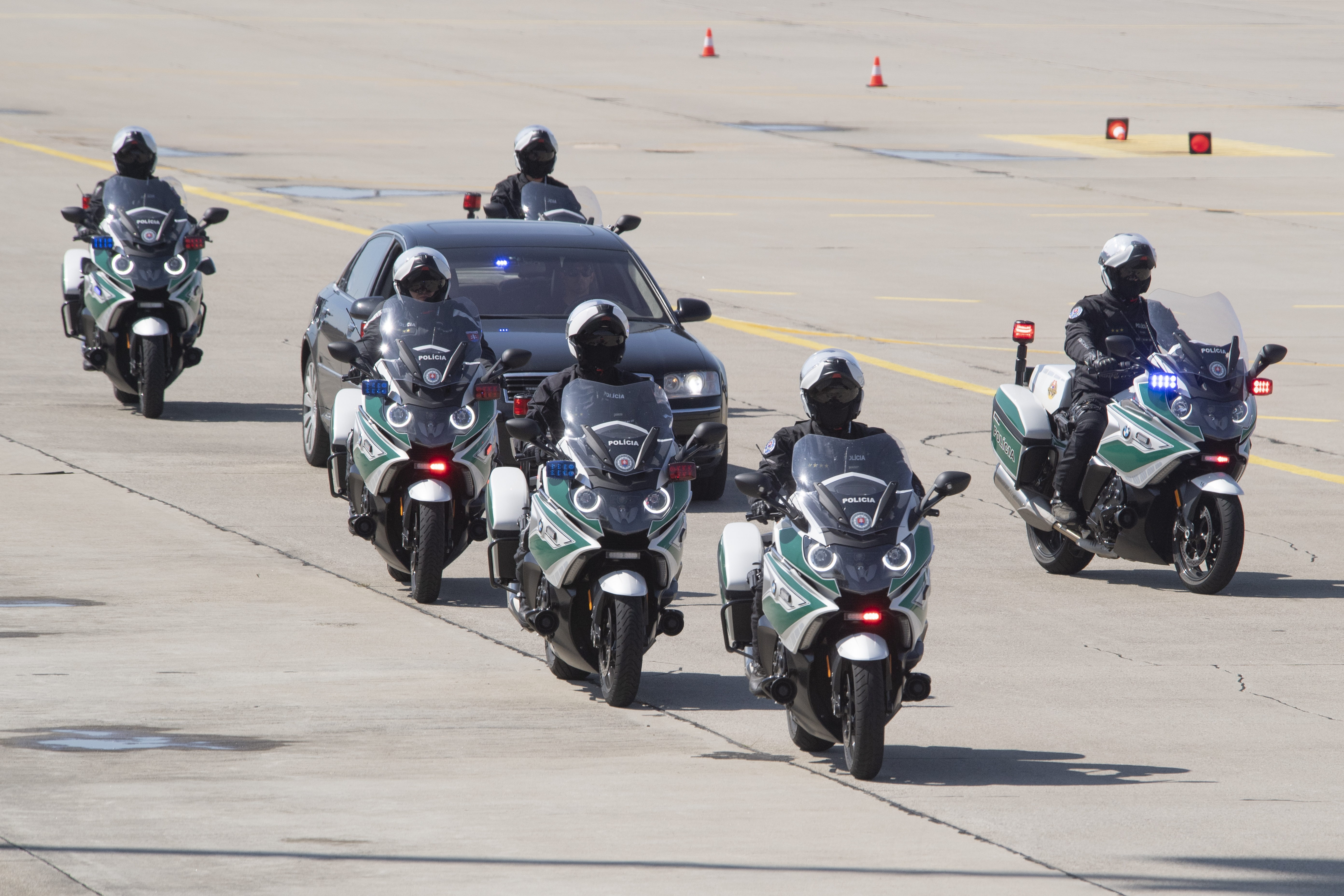 A szlovák rendőrök új BMW motorkerékpárokat kaptak a pápalátogatás céljából, a katolikus egyházfő kíséretét heteken át gyakorolták nemcsak a pozsonyi reptéren, hanem a főváros utcáin is ⋌(TASR-felvétel)