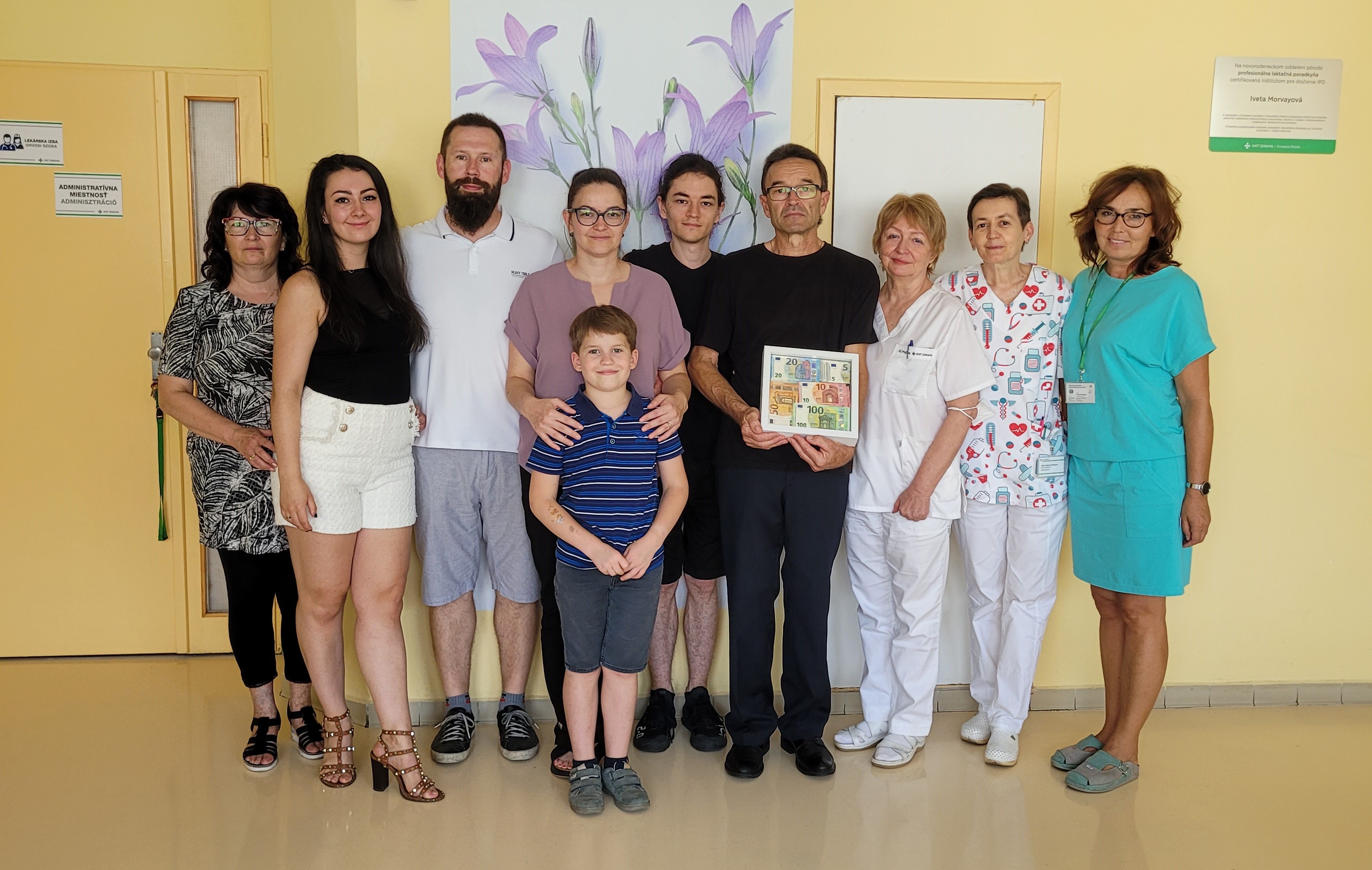 A gyászoló család átadta az összegyűjtött pénzösszeget a dunaszerdahelyi kórház újszülött osztályának (fotó: a Dunaszerdahelyi Kórház képarchívuma)