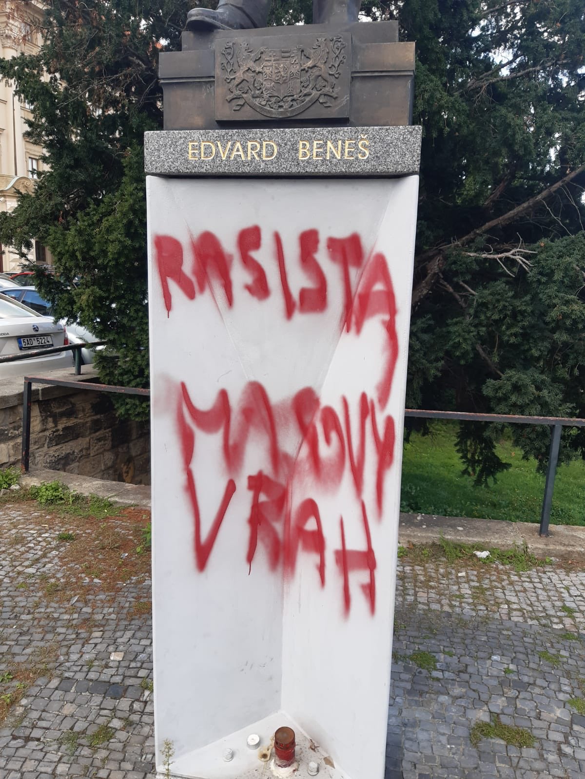 A „rasszista” és „tömeggyilkos” szavakat írta fel valaki Edvard Beneš prágai szobrának talapzatára