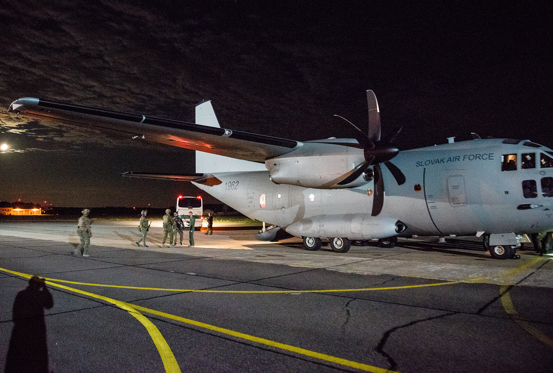 A légierő Spartan típusú szállítógépe csütörtökre virradóra szállt le az egyik szlovákiai légi bázison a Kabulból kimenekített személyekkel ⋌(Felvétel: facebook.com/ozbrojenesily)