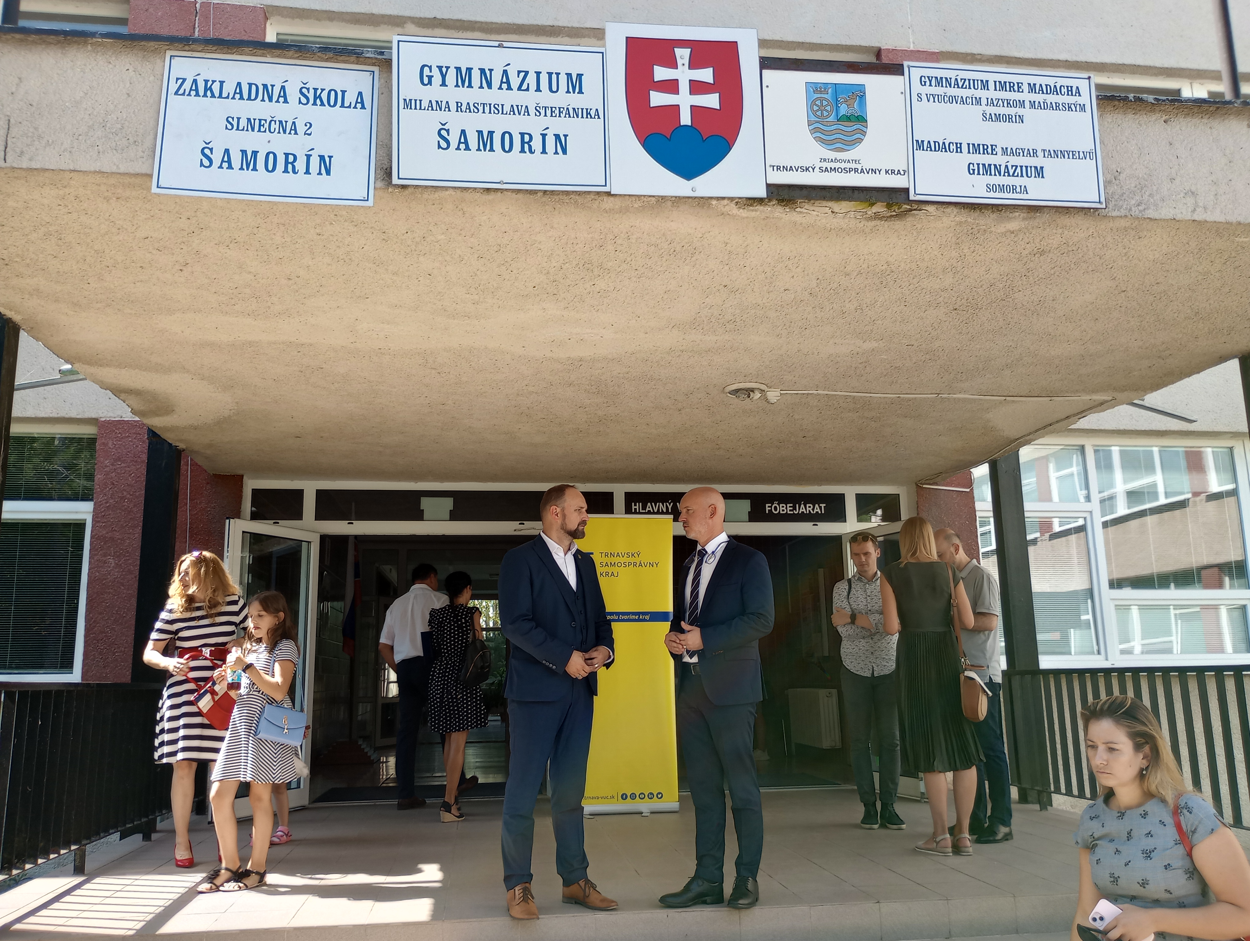 Branislav Gröhling (SaS) oktatási miniszter és Jozef Viskupič (OĽaNO) személyesen adta át a helyi gimnázium épületében induló új szlovák tanítási nyelvű alapiskolát.